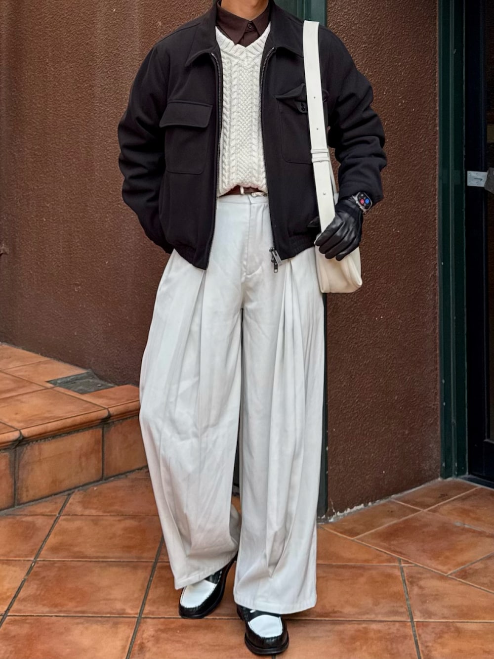 ホワイト系のニット/セーター、ブラウン系のシャツ/ブラウス、ブラック系のローファーを着用したメンズの冬コーディネートの4枚目の写真