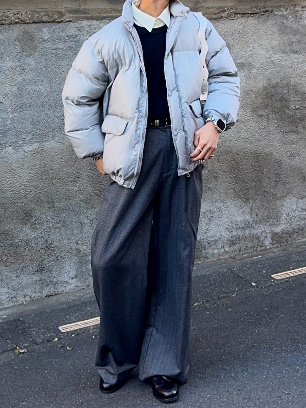 ブラック系のニット/セーター、グレー系のダウンジャケット/コート、ホワイト系のシャツ/ブラウスを着用したメンズの冬コーディネートの4枚目の写真