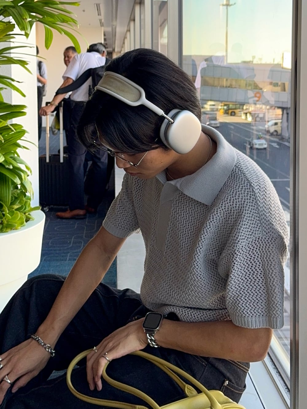 ブラック系のローファー、グレー系のポロシャツ、グリーン系のショルダーバッグを着用したメンズの夏コーディネートの2枚目の写真