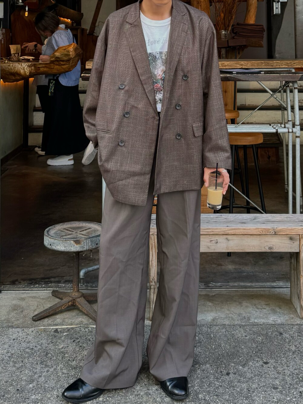 ブラウン系のテーラードジャケット、ホワイト系のTシャツ/カットソー、ブラウン系のスラックスを着用したメンズの秋コーディネートの4枚目の写真