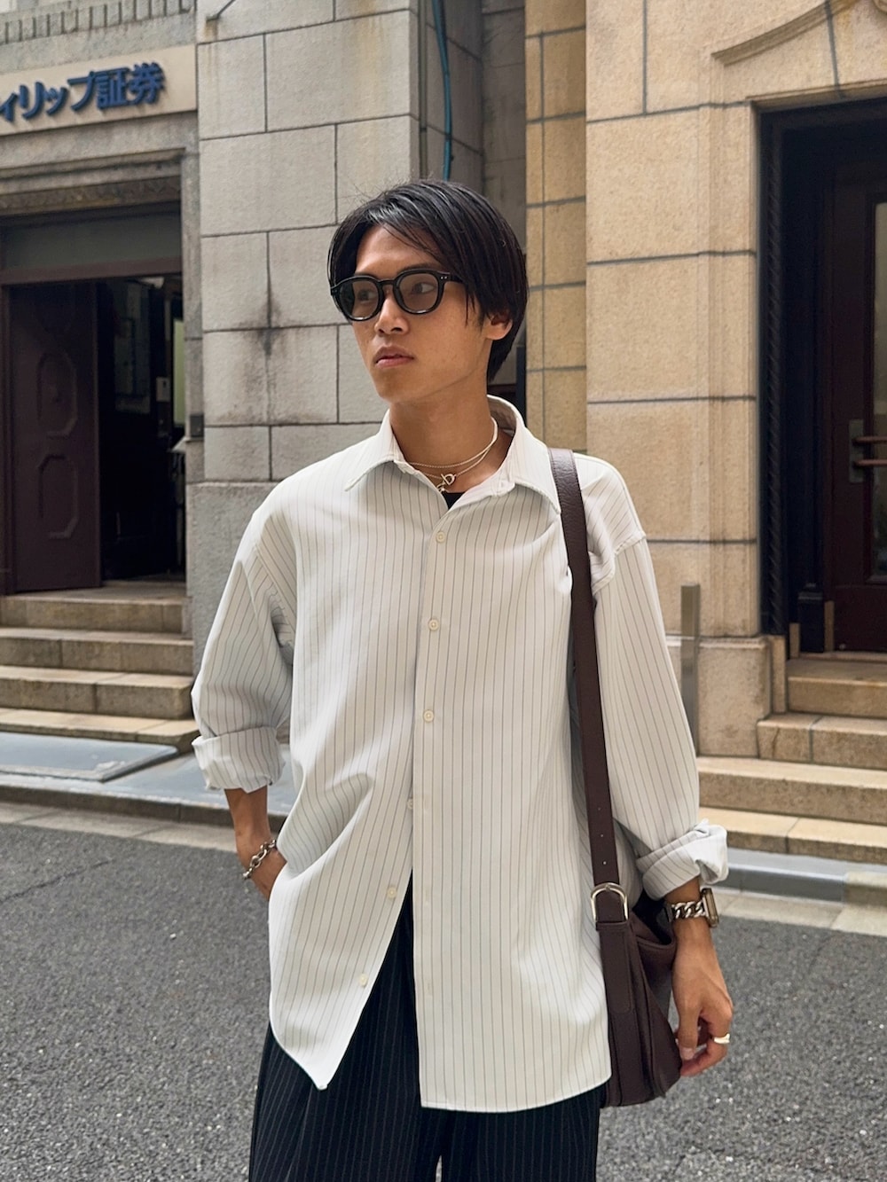 ホワイト系のシャツ/ブラウス、その他のスラックス、ブラウン系のローファーを着用したメンズの春コーディネートの2枚目の写真