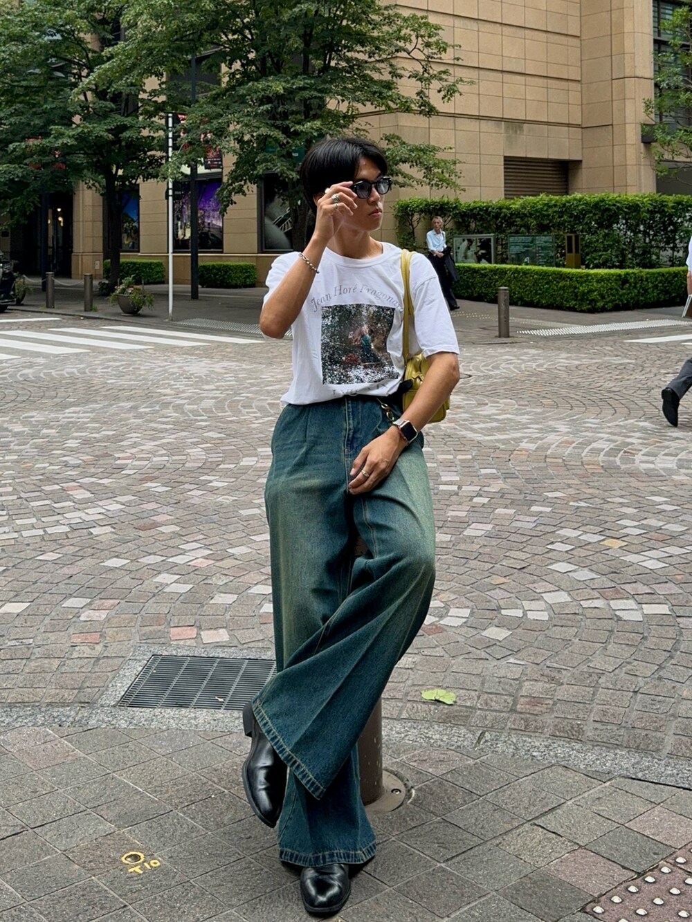 ホワイト系のTシャツ/カットソー、グリーン系のショルダーバッグ、ブルー系のデニムパンツを着用したメンズの夏コーディネートの5枚目の写真