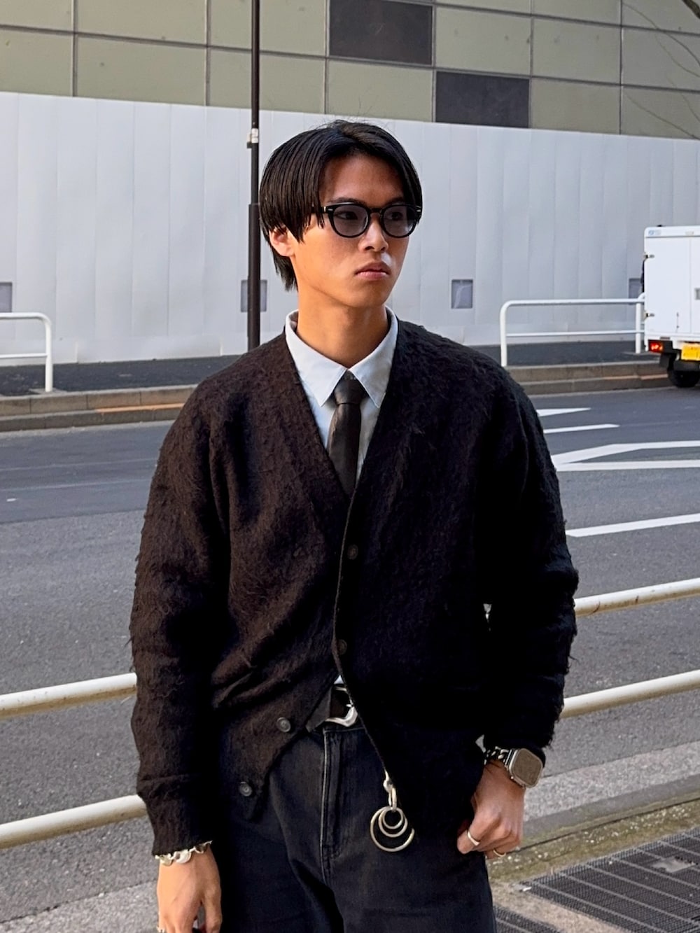 ブラック系のカーディガン/ボレロ、ブルー系のシャツ/ブラウス、グレー系のデニムパンツを着用したメンズの冬コーディネートの2枚目の写真