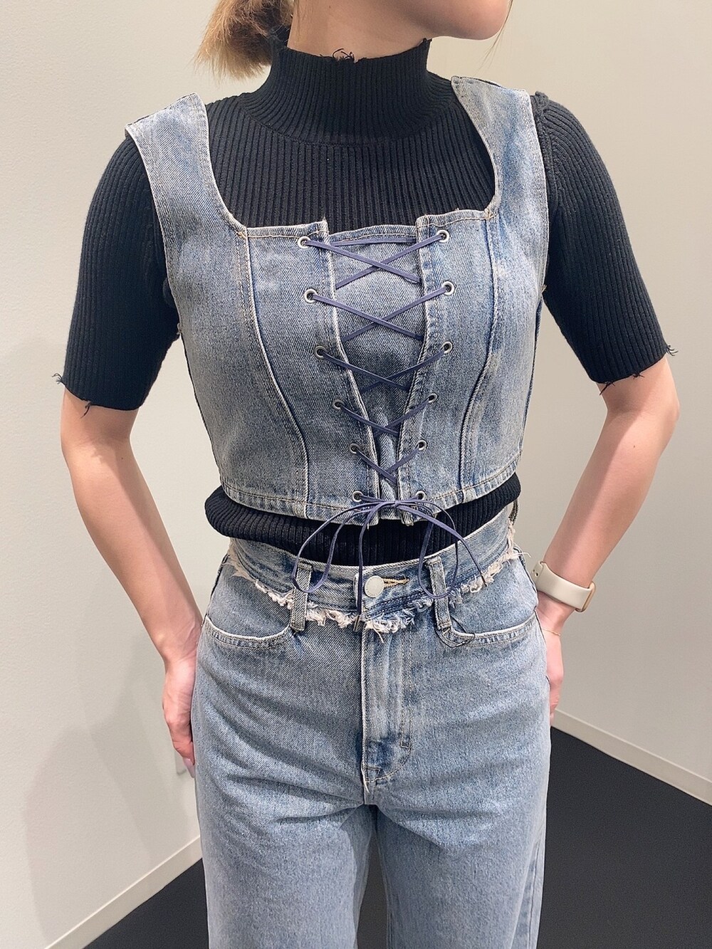 ブルー系のデニムパンツ、ブルー系のその他トップス、ブラック系のニット/セーターを着用したレディースの春コーディネートの4枚目の写真