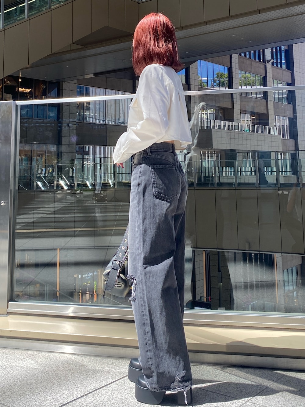 ホワイト系のシャツ/ブラウス、グレー系のデニムパンツ、ブラック系のブーツを着用したレディースの秋コーディネートの2枚目の写真