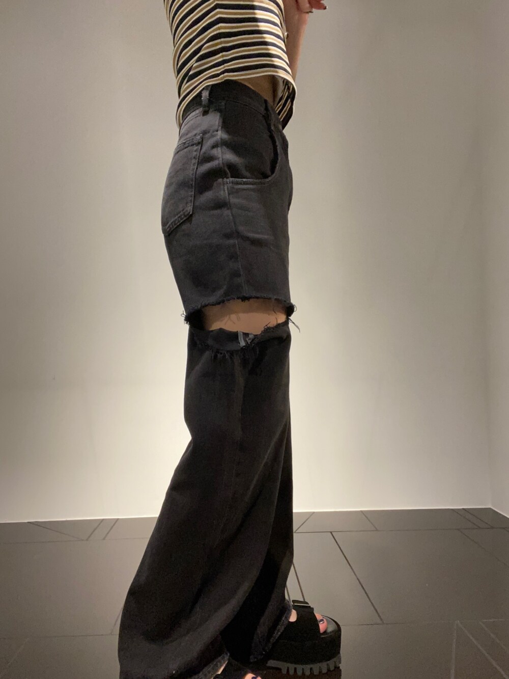 その他のTシャツ/カットソー、ブラック系のデニムパンツ、ブラック系のサンダルを着用したレディースの夏コーディネートの4枚目の写真