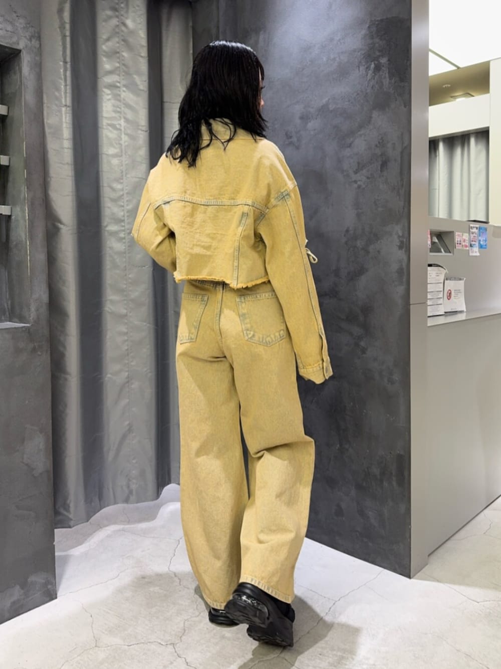 ベージュ系のデニムジャケット、ベージュ系のデニムパンツ、ブラック系のスニーカーを着用したレディースの冬コーディネートの3枚目の写真