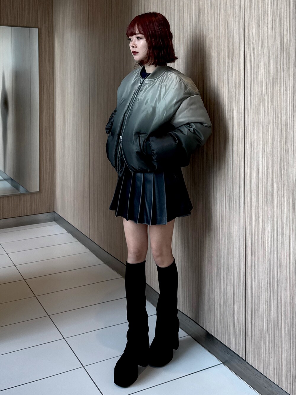 「秋服、オトナ女子、秋服コーデ、大人コーデ、低身長女子、冬のコーデ、重ね着、冬、ダウン、ブーツスタイル、MA-1、プリーツスカート、厚底シューズ、骨格ウエーブ、EMODA」｜「EMODAのグラデーションダウンブルゾン（ブルゾン、グリーン系）」を使った、中田鈴乃さん（レディース・157cm）の秋コーディネートの2枚目の写真