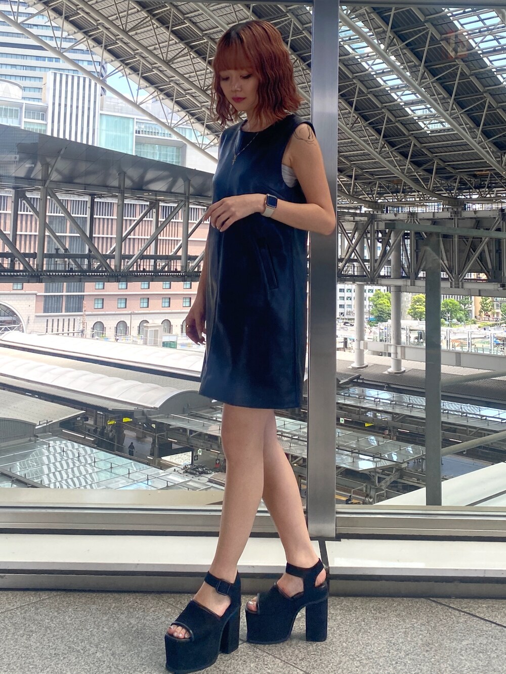 「大人コーデ、オトナカワイイ、レイヤードスタイル、骨格ウェーブ、ブルベ冬、秋先取りコーデ、ワンピース、ワントーンコーデ、レザー、ミニスカート、ミニワンピ、着回しコーデ、サンダル、厚底サンダル、EMODA」｜「EMODAのAラインフェイクレザーワンピース（ワンピース、ブラック系）」を使った、中田鈴乃さん（レディース・157cm）の夏コーディネートの2枚目の写真