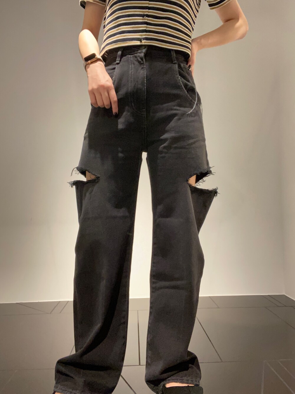 その他のTシャツ/カットソー、ブラック系のデニムパンツ、ブラック系のサンダルを着用したレディースの夏コーディネートの3枚目の写真