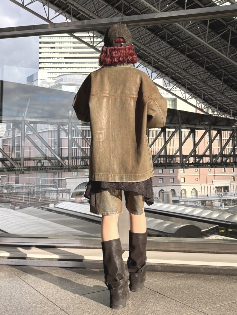 ブラック系のブーツ、ブラウン系のブルゾン、ブラック系のニット/セーターを着用したレディースの冬コーディネートの3枚目の写真