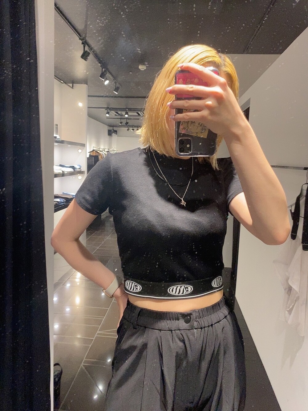 ブラック系のTシャツ/カットソー、ブラック系のその他パンツ、ブラック系のサンダルを着用したレディースの春コーディネートの2枚目の写真