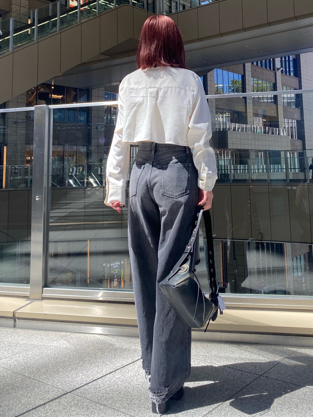 ホワイト系のシャツ/ブラウス、グレー系のデニムパンツ、ブラック系のブーツを着用したレディースの秋コーディネートの3枚目の写真