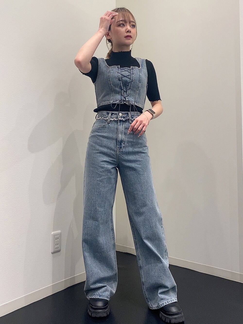 ブルー系のデニムパンツ、ブルー系のその他トップス、ブラック系のニット/セーターを着用したレディースの春コーディネートの2枚目の写真