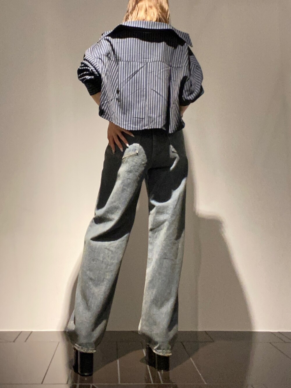 その他のシャツ/ブラウス、ブルー系のデニムパンツ、ブラック系のサンダルを着用したレディースの夏コーディネートの2枚目の写真