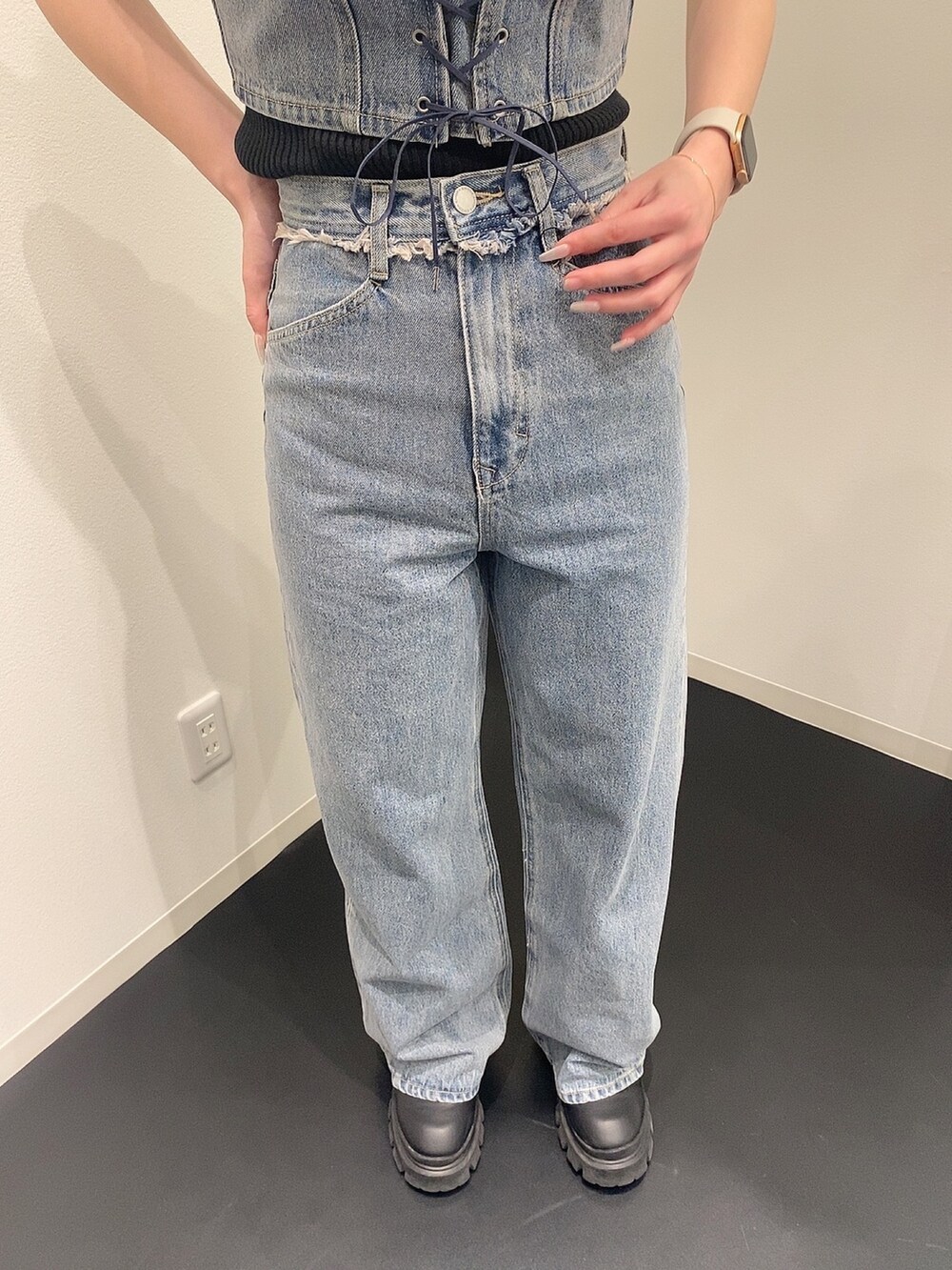 ブルー系のデニムパンツ、ブルー系のその他トップス、ブラック系のニット/セーターを着用したレディースの春コーディネートの5枚目の写真