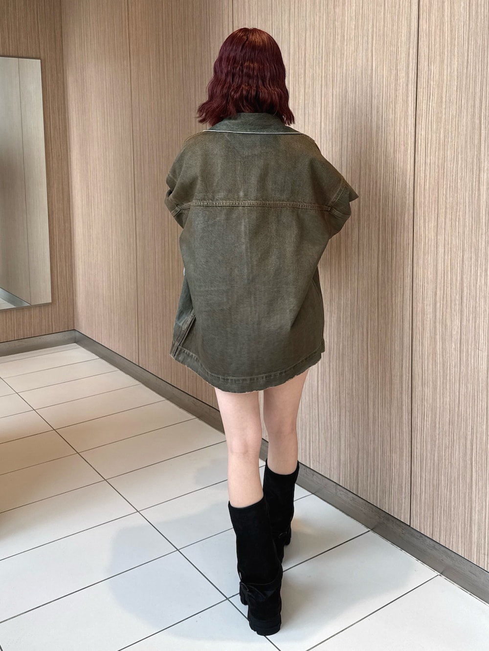 ブラウン系のブルゾン、ホワイト系のニット/セーター、ブラウン系のスカートを着用したレディースの冬コーディネートの3枚目の写真