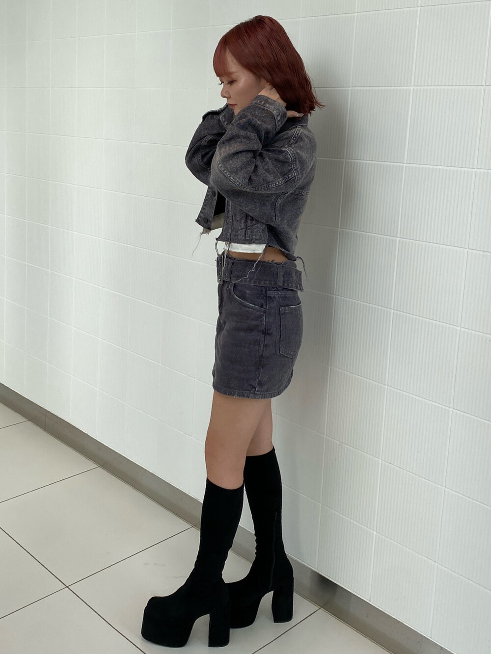 ブラック系のデニムジャケット、ブラック系のデニムスカート、その他のブーツを着用したレディースの秋コーディネートの3枚目の写真