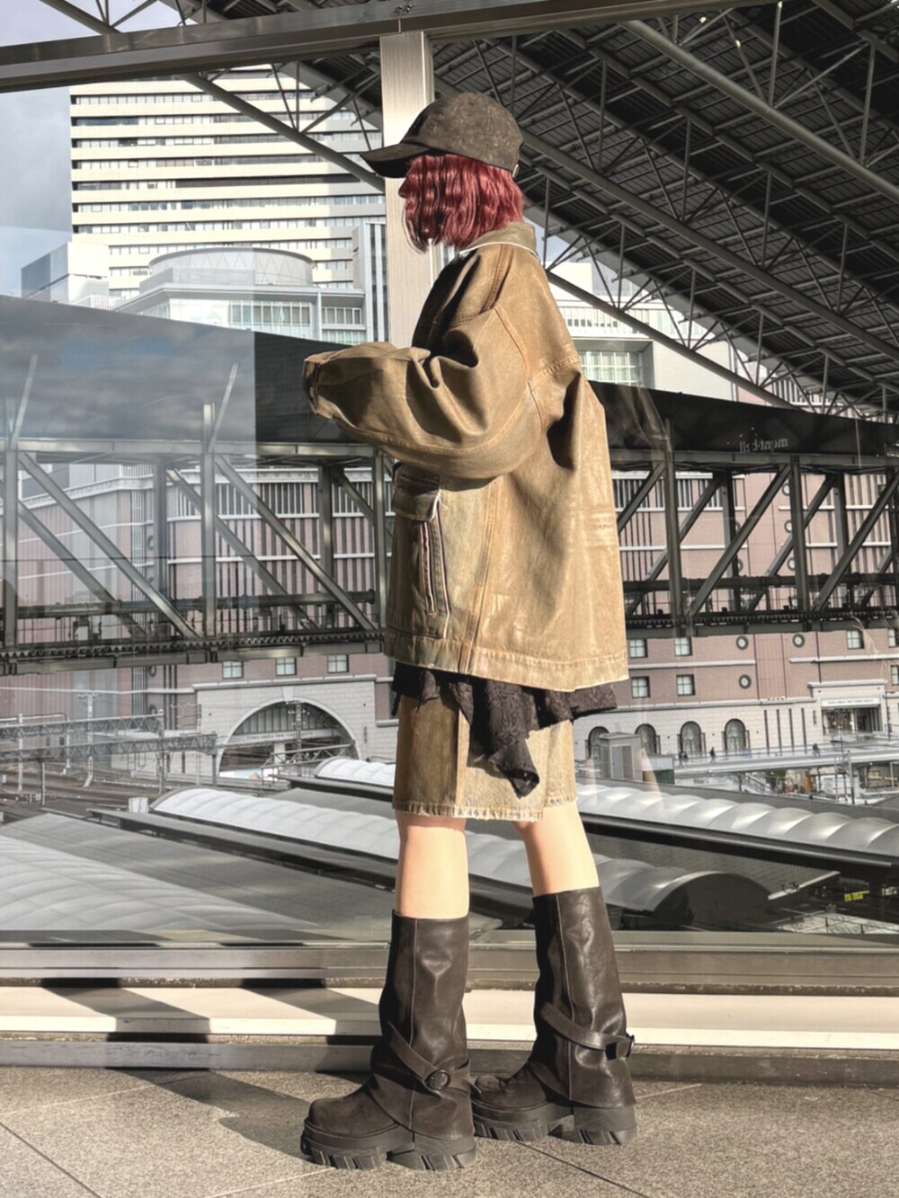 ブラック系のブーツ、ブラウン系のブルゾン、ブラック系のニット/セーターを着用したレディースの冬コーディネートの2枚目の写真