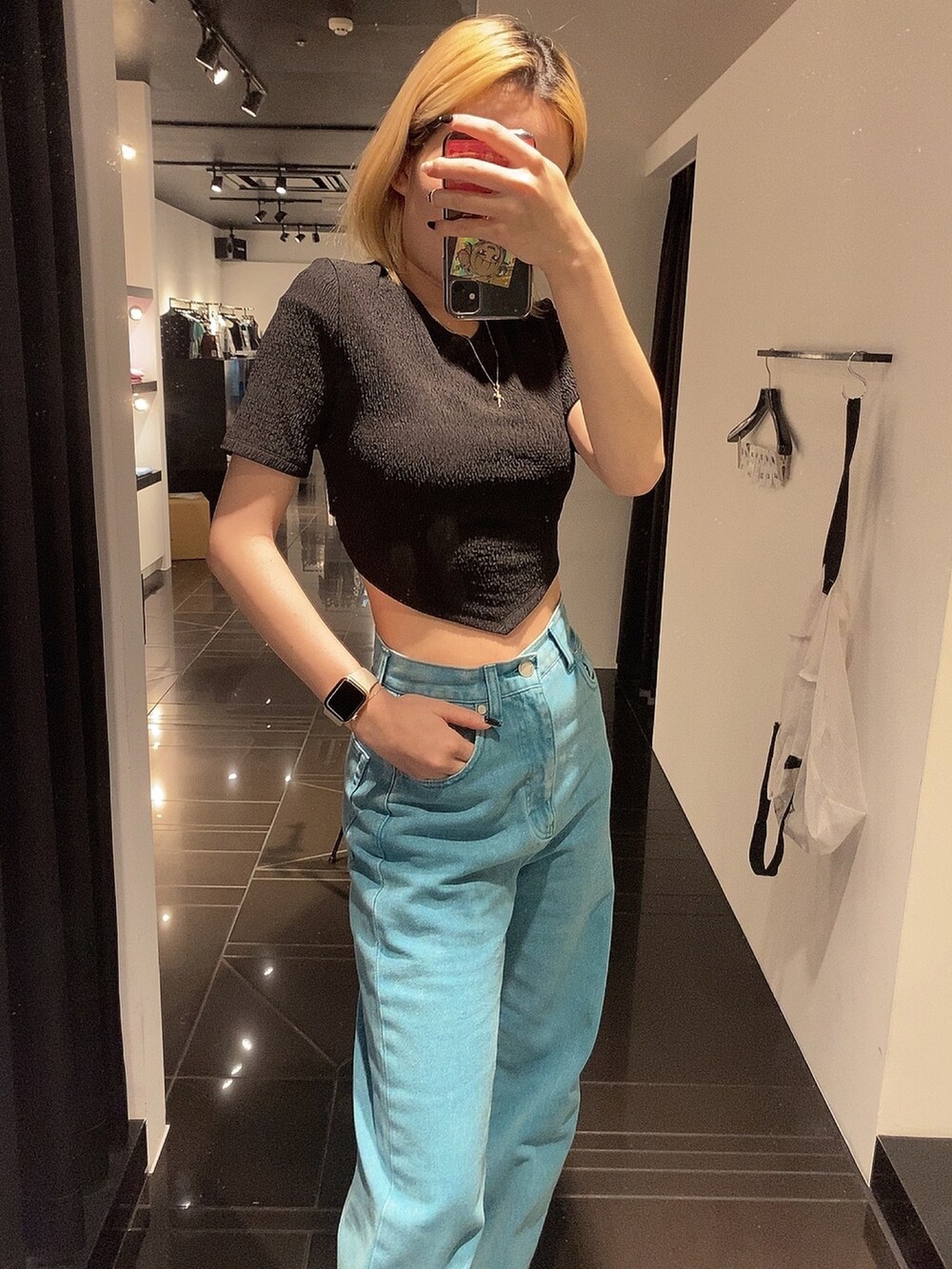 ブラック系のTシャツ/カットソー、グリーン系のデニムパンツ、ブラック系のサンダルを着用したレディースの春コーディネートの5枚目の写真