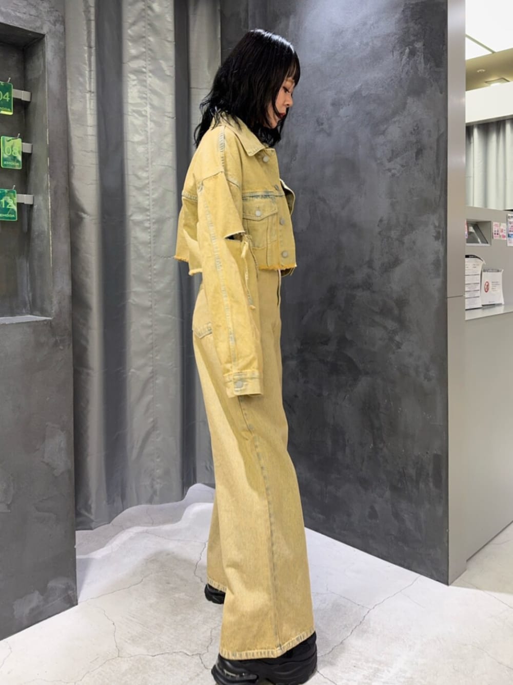 ベージュ系のデニムジャケット、ベージュ系のデニムパンツ、ブラック系のスニーカーを着用したレディースの冬コーディネートの2枚目の写真