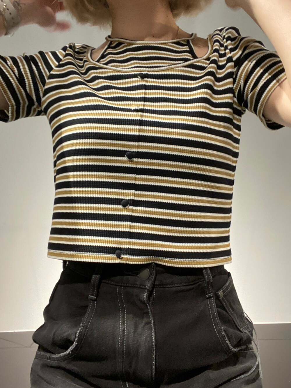 その他のTシャツ/カットソー、ブラック系のデニムパンツ、ブラック系のサンダルを着用したレディースの夏コーディネートの5枚目の写真