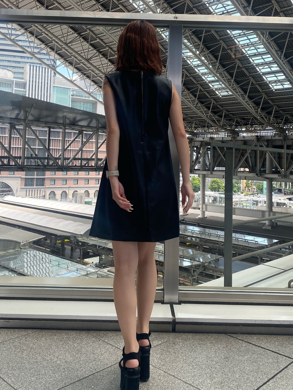 「大人コーデ、オトナカワイイ、レイヤードスタイル、骨格ウェーブ、ブルベ冬、秋先取りコーデ、ワンピース、ワントーンコーデ、レザー、ミニスカート、ミニワンピ、着回しコーデ、サンダル、厚底サンダル、EMODA」｜「EMODAのAラインフェイクレザーワンピース（ワンピース、ブラック系）」を使った、中田鈴乃さん（レディース・157cm）の夏コーディネートの3枚目の写真