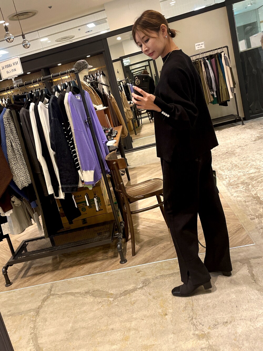 ブラック系のブーツ、ブラック系のパンツ、ブラック系のトップスを着用したレディースの秋コーディネートの4枚目の写真