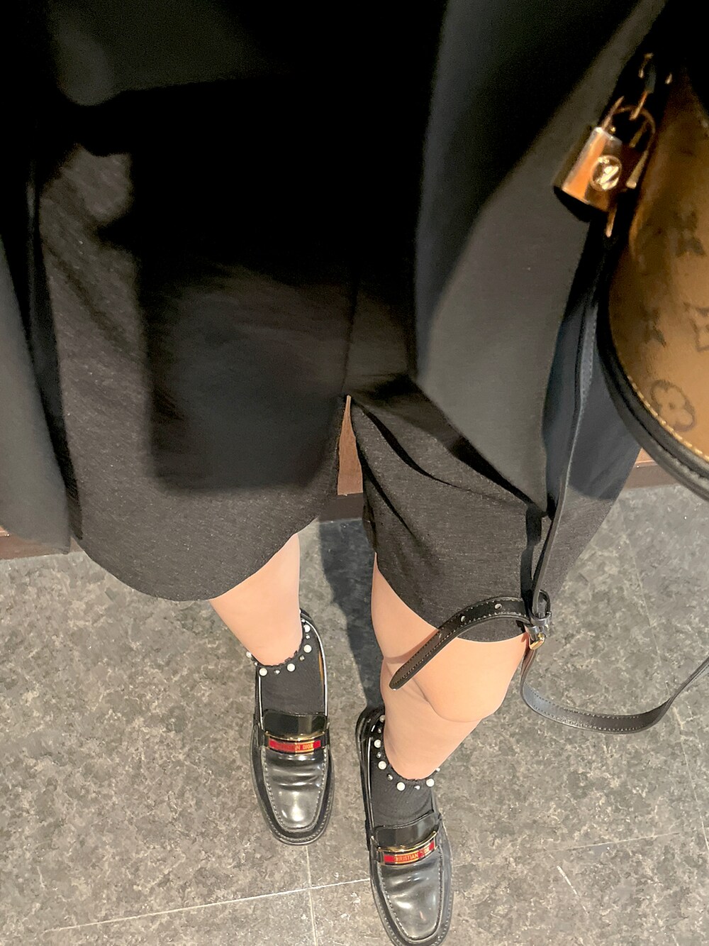 ブラック系のジャケット/アウターを着用したレディースの秋コーディネートの3枚目の写真