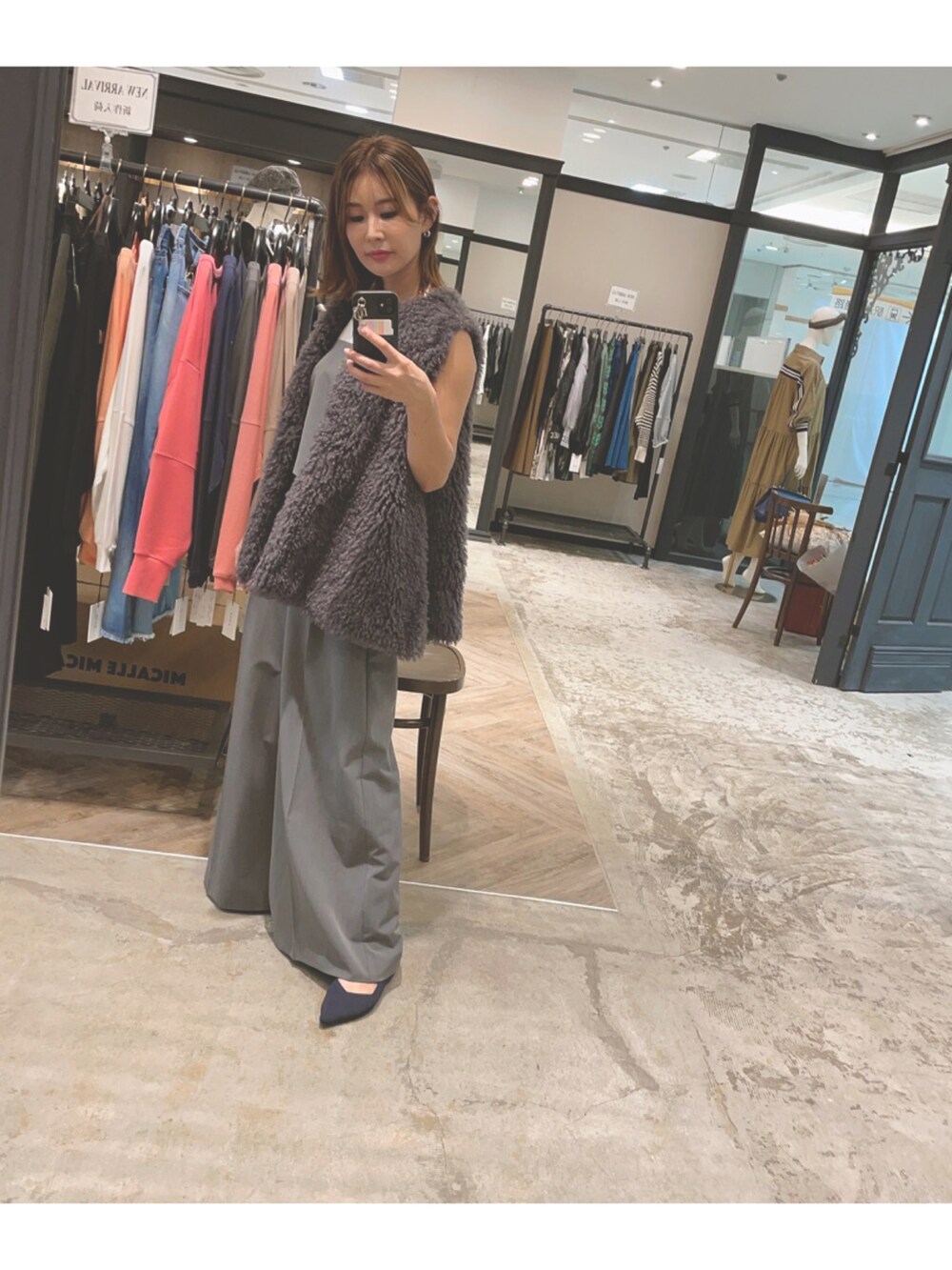 グレー系のその他アウター、グレー系のスラックス、その他のパンプスを着用したレディースの秋コーディネートの2枚目の写真