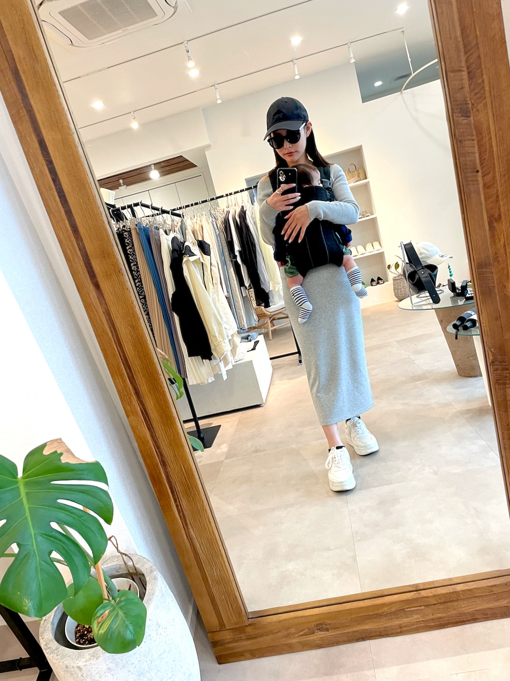 ホワイト系のスニーカー、グレー系のトップス、シルバー系のスカートを着用したレディースの春コーディネートの2枚目の写真