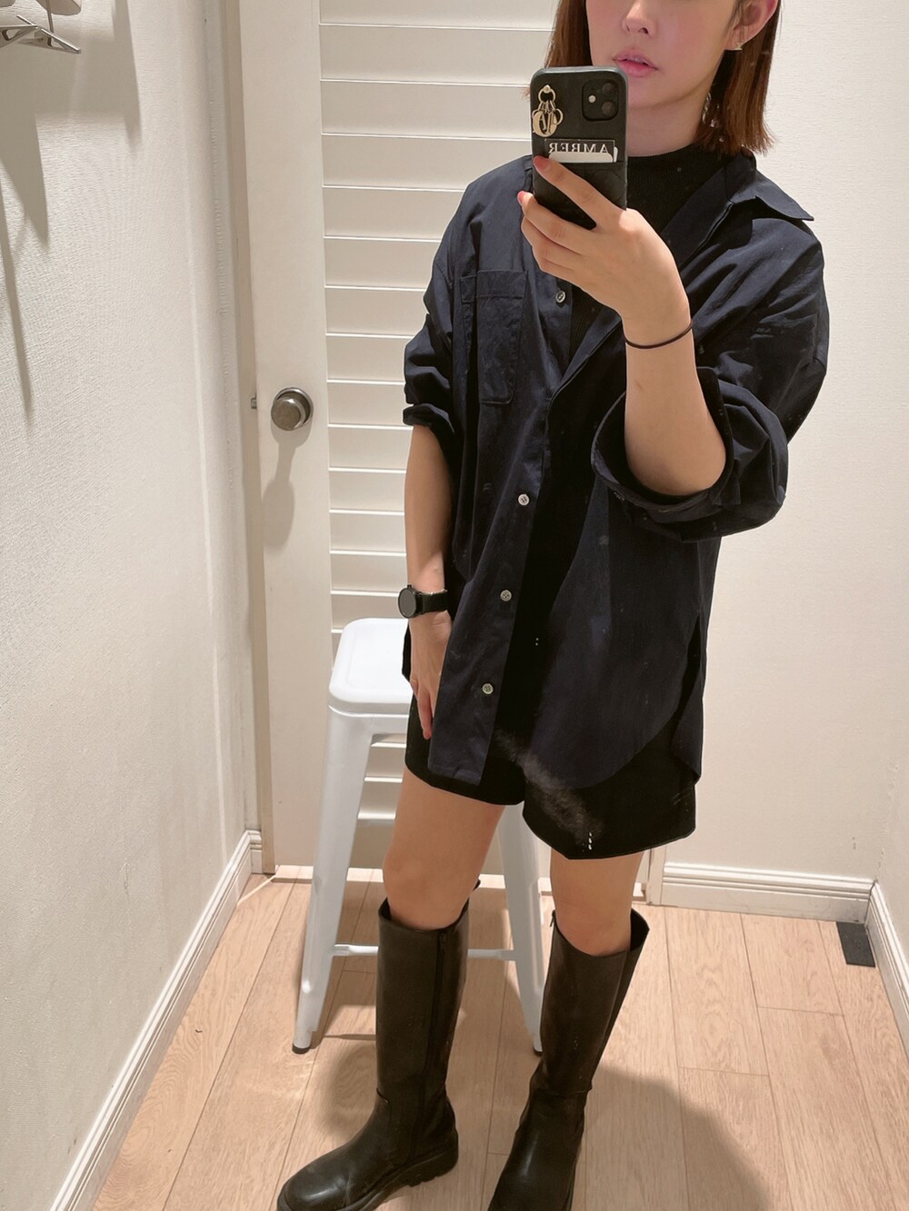 ブルー系のシャツ/ブラウス、ブラック系のサンダルを着用したレディースの秋コーディネートの2枚目の写真