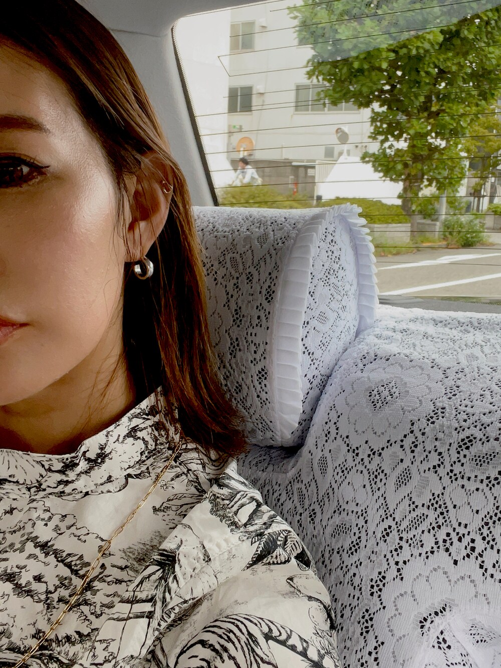 イエロー系のショルダーバッグ、ホワイト系のシャツワンピース、ブラック系のブーツを着用したレディースの秋コーディネートの3枚目の写真