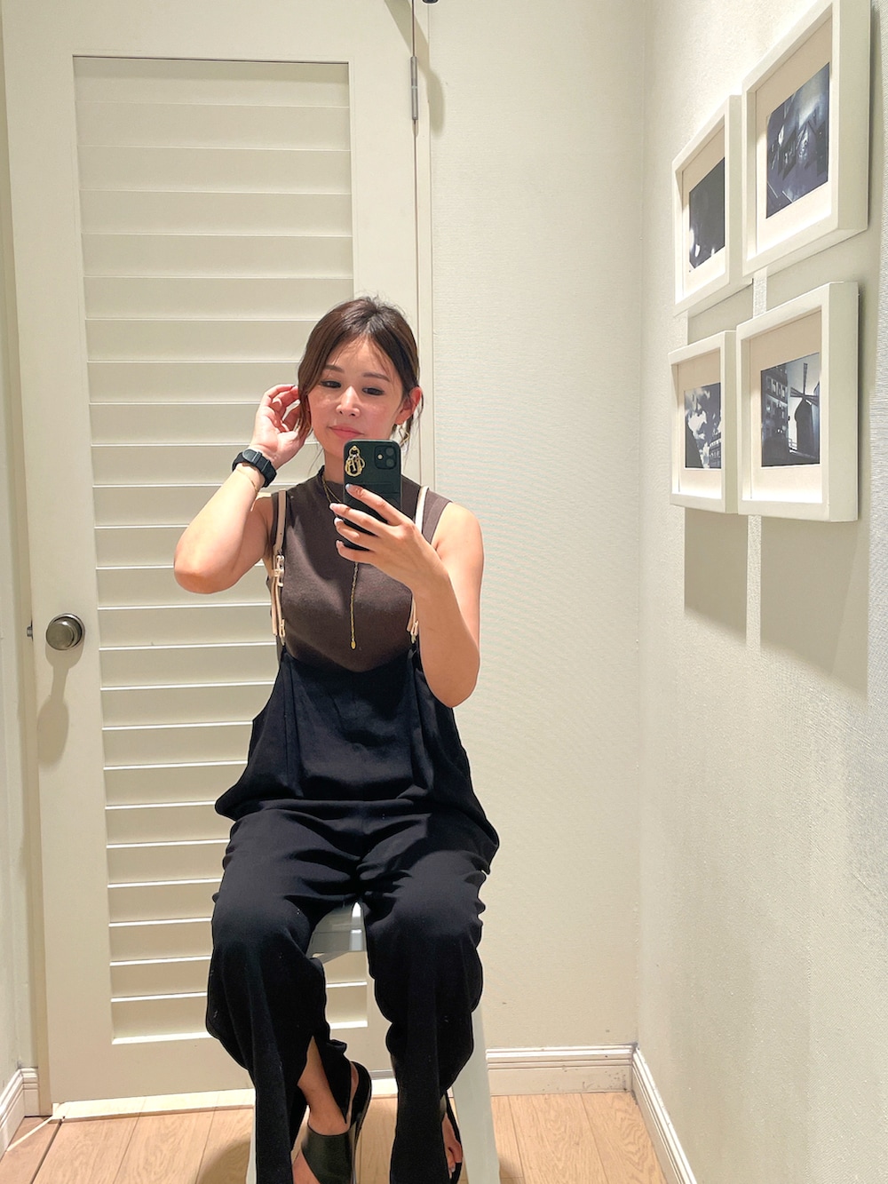 ブラック系のサロペット/オーバーオール、ブラウン系のタンクトップ、ブラック系のアナログ腕時計を着用したレディースの秋コーディネートの2枚目の写真