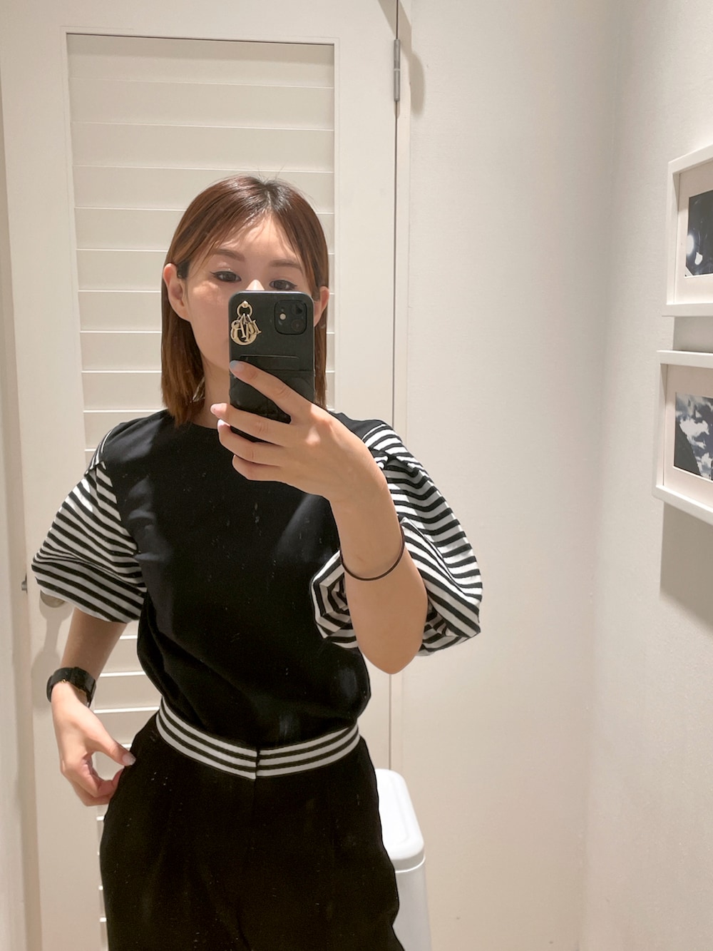 ブラック系のシャツ/ブラウス、ブラック系のその他パンツ、ホワイト系のパンプスを着用したレディースの秋コーディネートの3枚目の写真