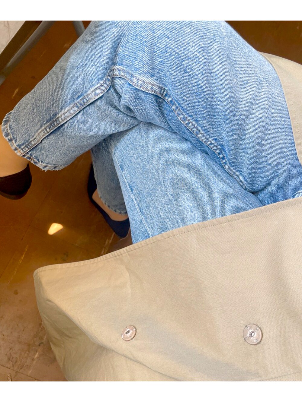 ベージュ系のベスト、ホワイト系のシャツ/ブラウス、ブルー系のデニムパンツを着用したレディースの秋コーディネートの2枚目の写真