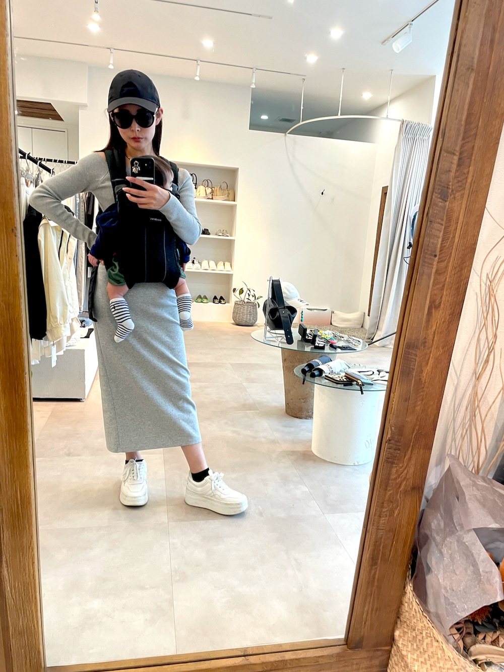 ホワイト系のスニーカー、グレー系のトップス、シルバー系のスカートを着用したレディースの春コーディネートの3枚目の写真