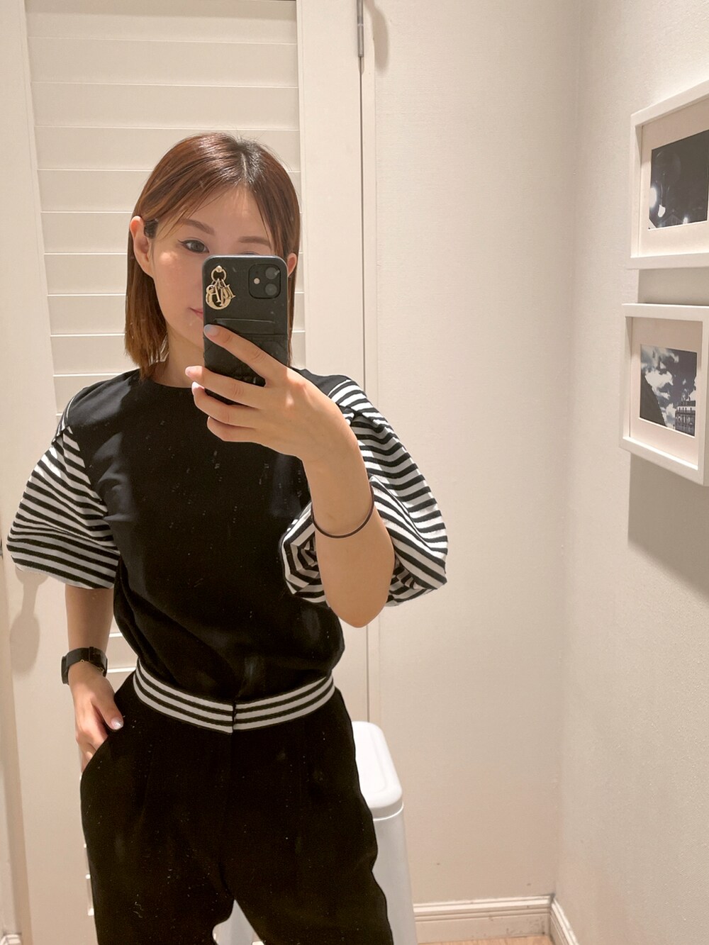 ブラック系のシャツ/ブラウス、ブラック系のその他パンツ、ホワイト系のパンプスを着用したレディースの秋コーディネートの4枚目の写真