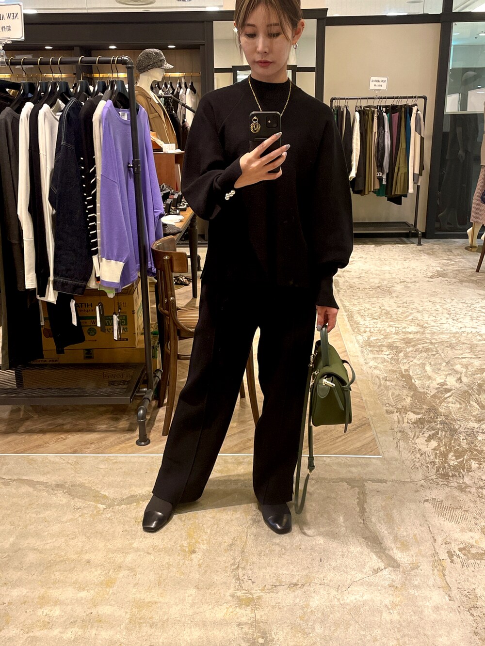 ブラック系のブーツ、ブラック系のパンツ、ブラック系のトップスを着用したレディースの秋コーディネートの3枚目の写真