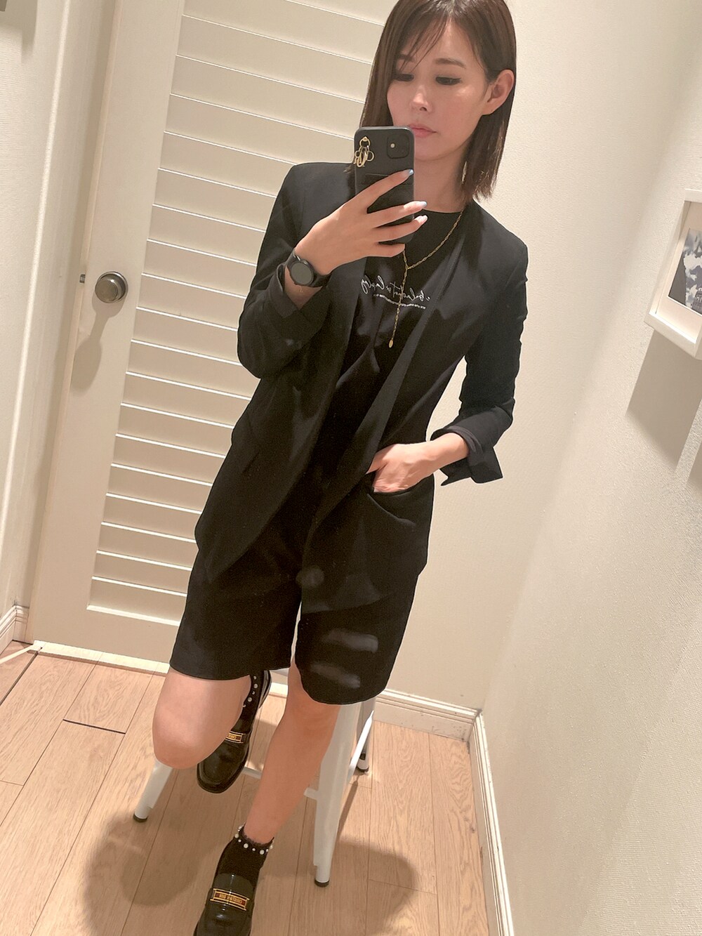 ブラック系のジャケット/アウターを着用したレディースの秋コーディネートの2枚目の写真