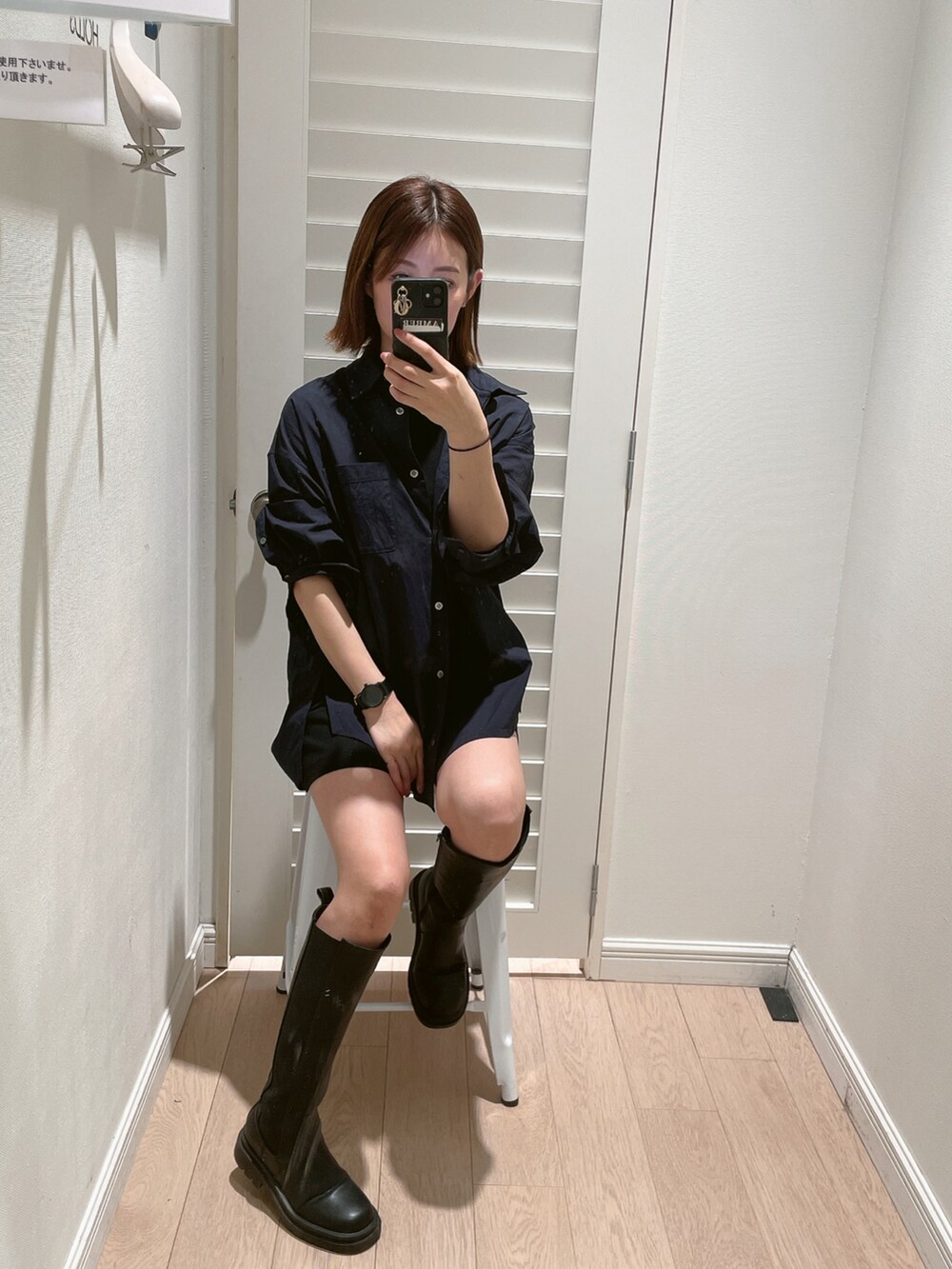 ブルー系のシャツ/ブラウス、ブラック系のサンダルを着用したレディースの秋コーディネートの3枚目の写真