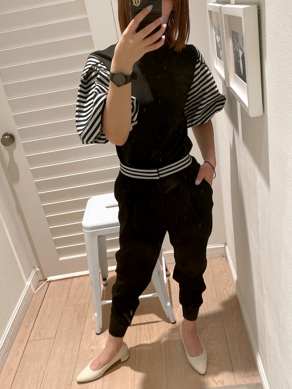 ブラック系のシャツ/ブラウス、ブラック系のその他パンツ、ホワイト系のパンプスを着用したレディースの秋コーディネートの2枚目の写真