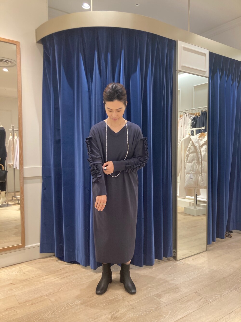 「ノーリーズ、袖フリル、ニットワンピース、ママコーデ、40代ファッション、小柄、低身長」｜「Rie Millerの《手洗い可能》袖フリル2WAYニットワンピース（ワンピース、グレー系）」を使った、hiroさん（レディース・152cm）の冬コーディネートの4枚目の写真