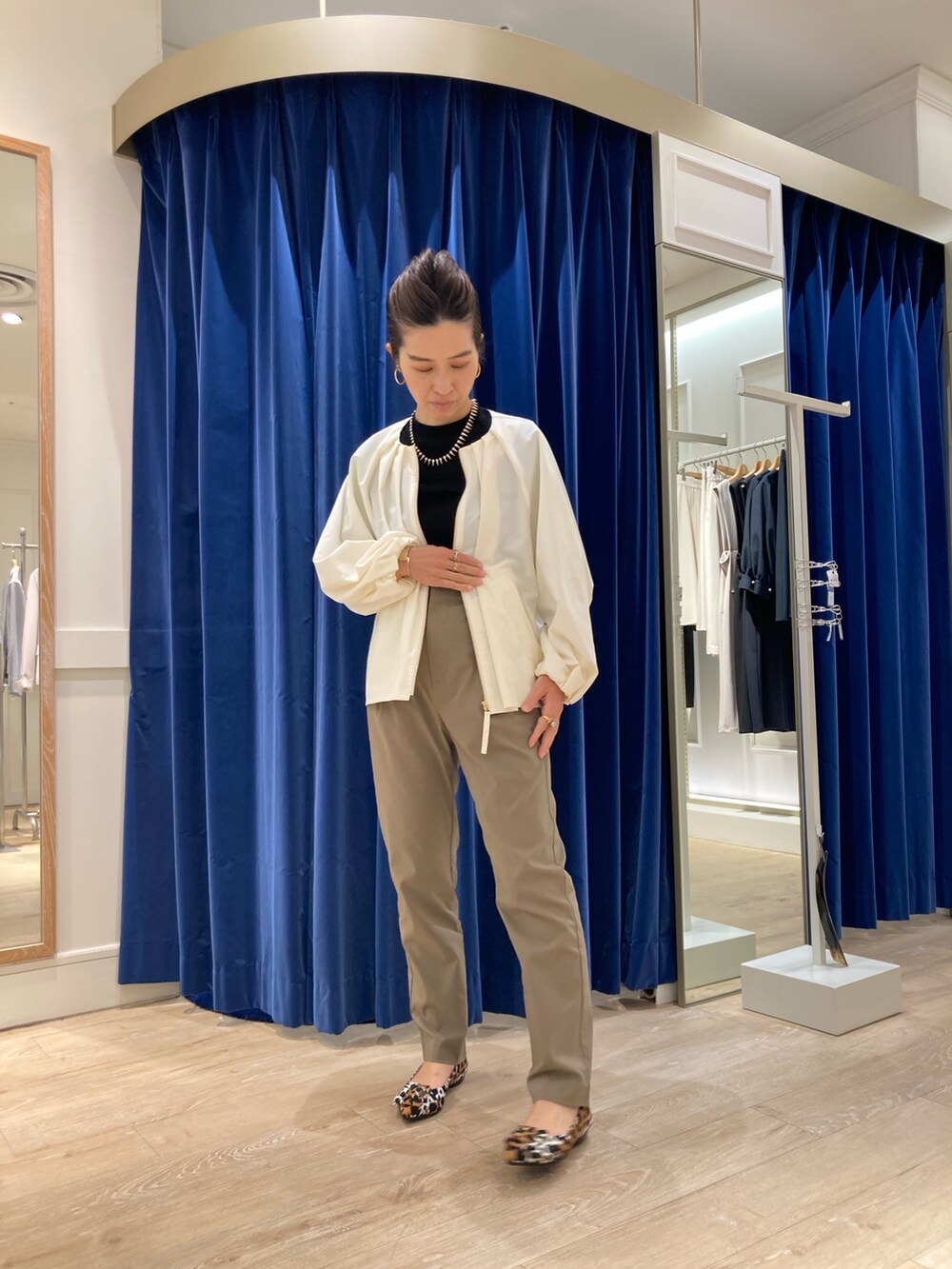 グリーン系のその他パンツ、ブラック系のTシャツ/カットソー、ホワイト系のブルゾンを着用したレディースの春コーディネートの6枚目の写真