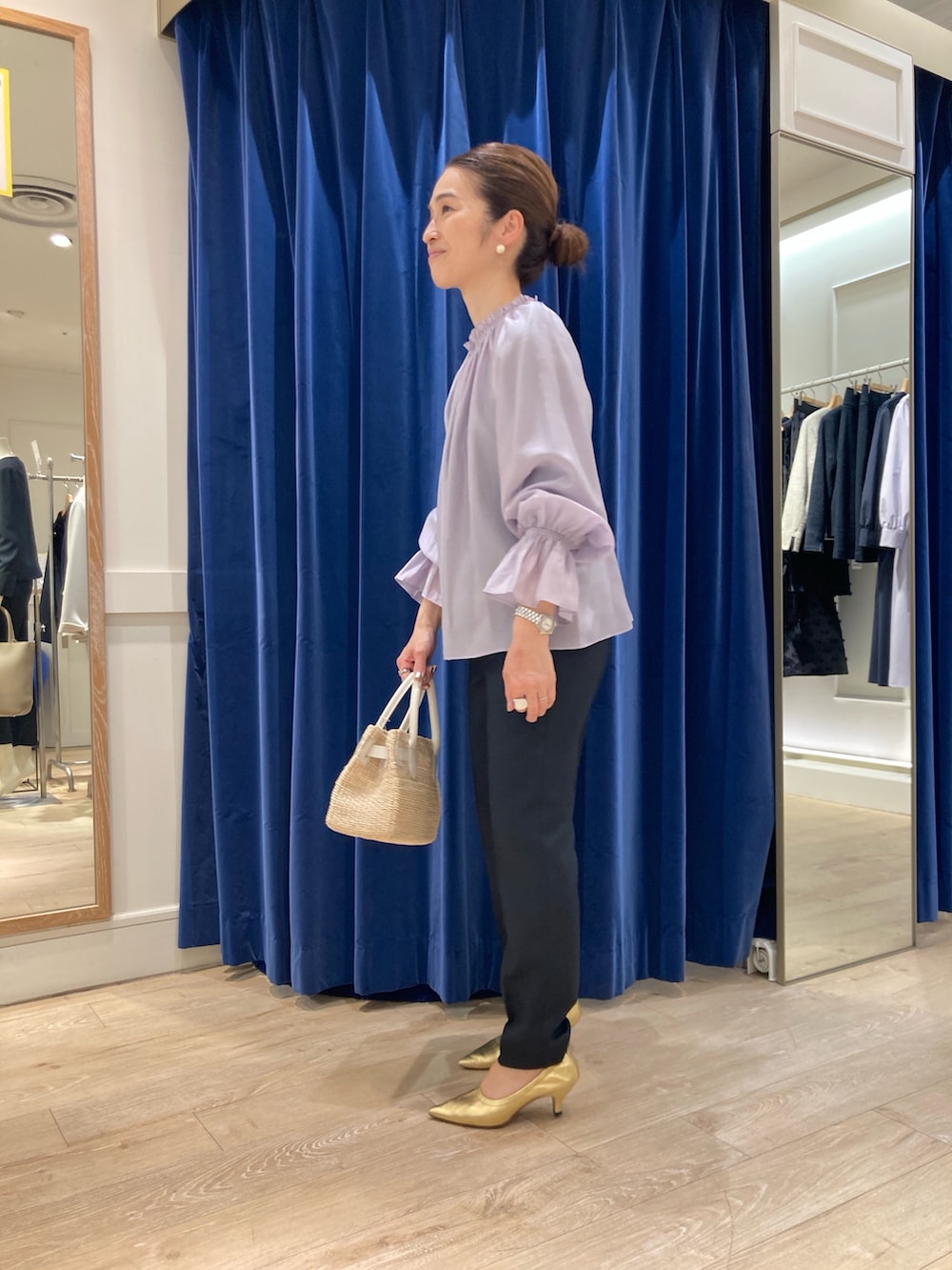 パープル系のシャツ/ブラウス、ホワイト系のかごバッグ、ブルー系のその他パンツを着用したレディースの春コーディネートの2枚目の写真