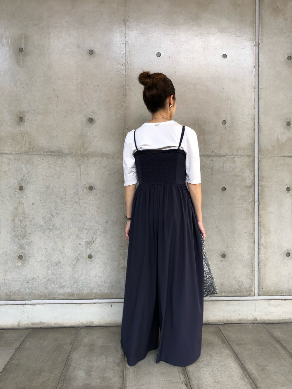 「ノーリーズ、休日スタイル、きれいめカジュアル、撥水加工、接触冷感、ママコーデ、40代ファッション、小柄、152cm」｜「NOLLEY’Sの接触冷感/撥水ストレッチ ベアトップギャザーパンツ（つなぎ/オールインワン、ブルー系）」を使った、hiroさん（レディース・152cm）の夏コーディネートの3枚目の写真