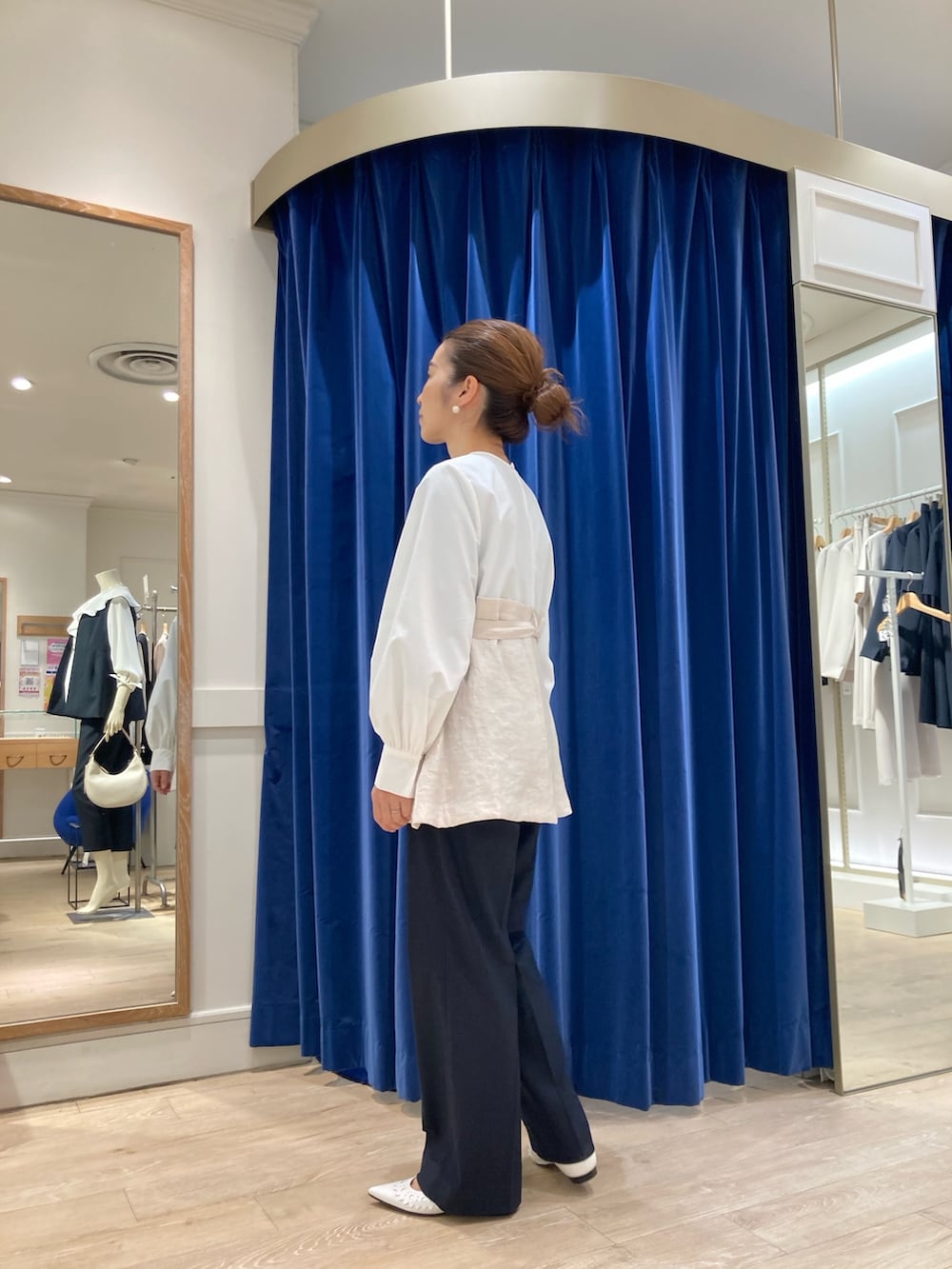 「ノーリーズ、パンツ、40代ファッション、ママコーデ、小柄コーデ、低身長」｜「NOLLEY’Sのビスチェ風コンビブラウス（シャツ/ブラウス、ホワイト系）」を使った、hiroさん（レディース・152cm）の春コーディネートの4枚目の写真