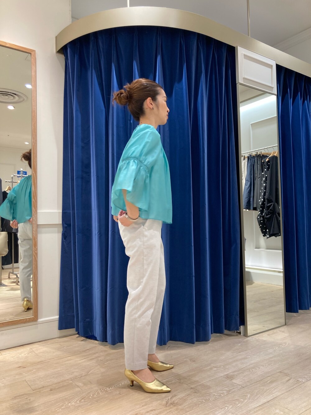 「ノーリーズ、パンツスタイル、ママコーデ、低身長、小柄、40代ファッション」｜「NOLLEY’Sのソフトオーガンジー2WAYブラウス（シャツ/ブラウス、グリーン系）」を使った、hiroさん（レディース・152cm）の春コーディネートの3枚目の写真