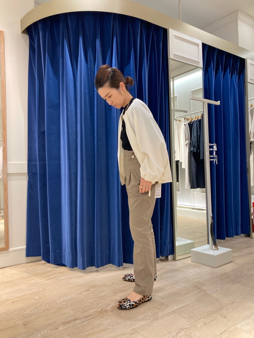 グリーン系のその他パンツ、ブラック系のTシャツ/カットソー、ホワイト系のブルゾンを着用したレディースの春コーディネートの2枚目の写真