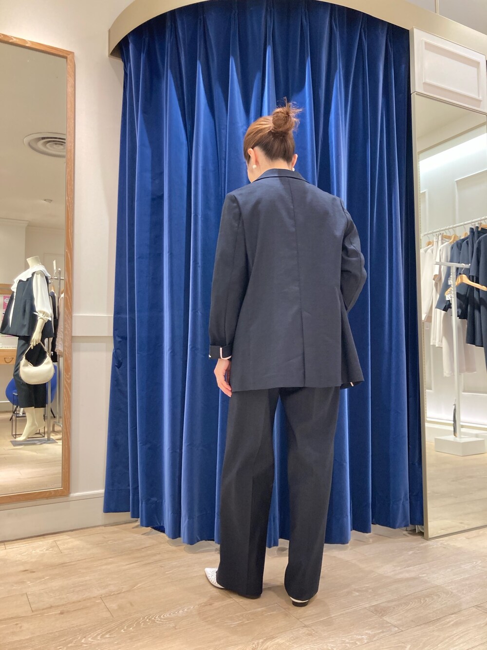 「ノーリーズ、麻混パンツ、セットアップ、40代ファッション、ママコーデ、小柄、低身長」｜「NOLLEY’Sの《セットアップ対応》ウォッシャブル麻混ストレッチテーラードジャケット（テーラードジャケット、ブルー系）」を使った、hiroさん（レディース・152cm）の春コーディネートの4枚目の写真